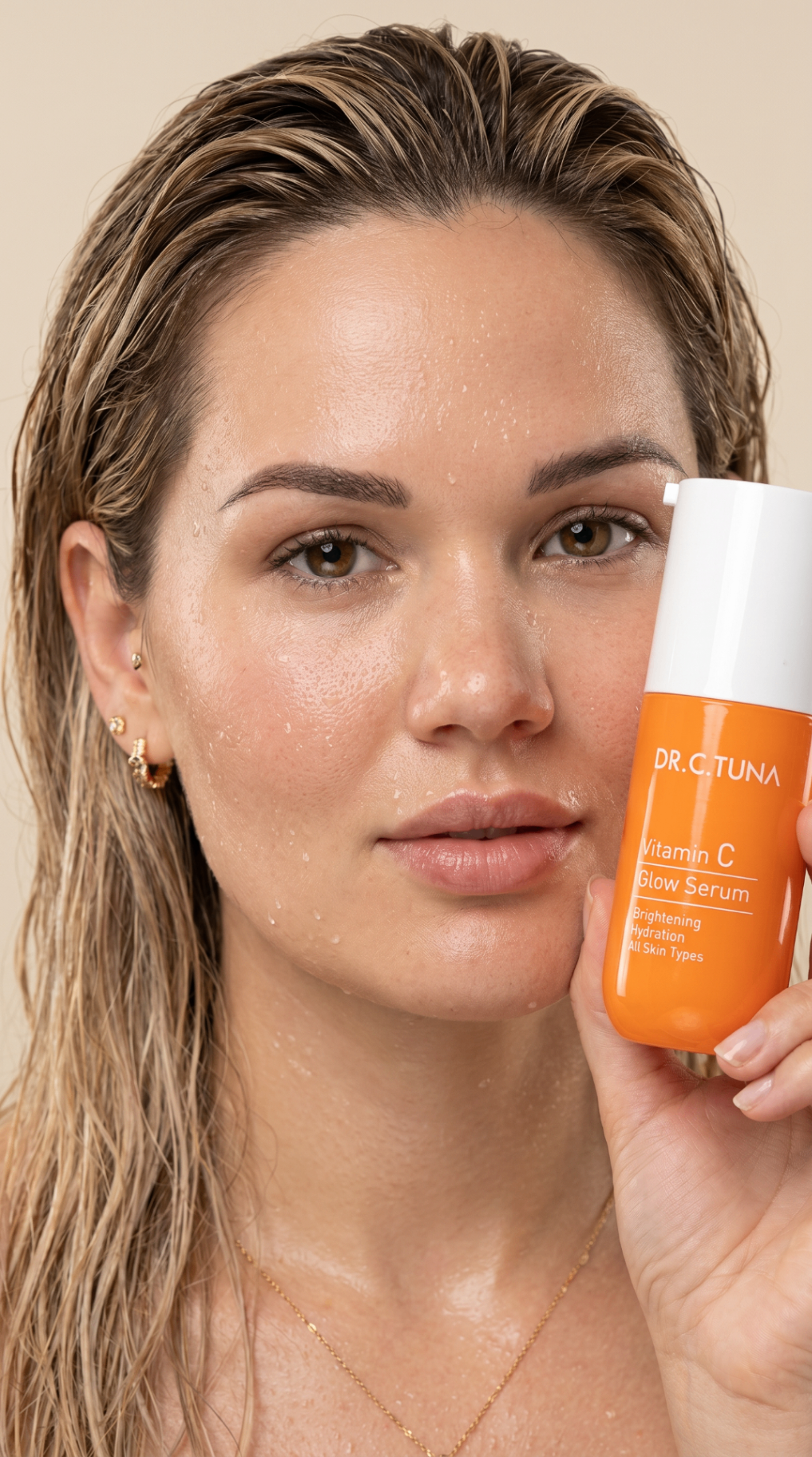 Beauty influencer con serum